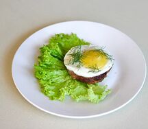 Бифштекс с яйцом