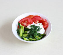 Салат с помидорами, огурцами, сметаной