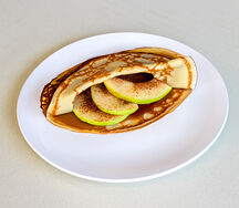 Блин с яблоком и корицей