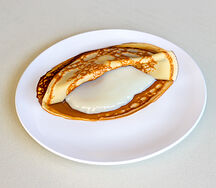 Блин с вареным сгущенным молоком