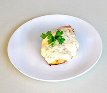 Филе бедра цыпленка тушеное в сметане