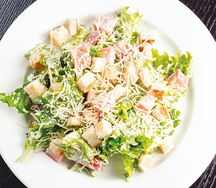 Салат Цезарь с курицей