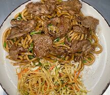 Лапша удон с говядиной и салатом