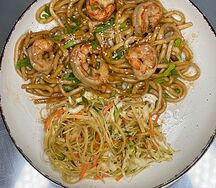 Лапша удон с креветками и салатом