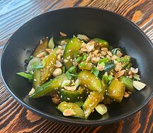 Битые огурцы с арахисом