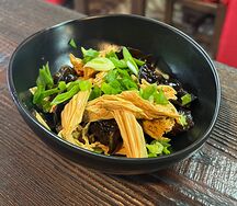 Грибы древесные муэр с соевой спаржей