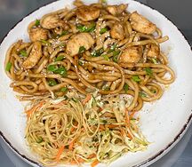 Лапша удон с курицей и салатом