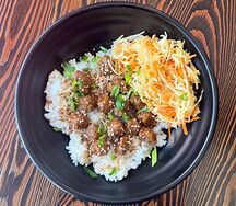 Рис с митболами из говядины и салатом Харбин