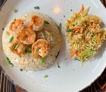 Жареный рис с креветками, яйцом и салатом Харбин