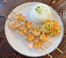 Шашлычки Якитори из креветок с рисом, салатом Харбин и соусом свит-чили