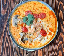 Том ям с креветками и кальмарами