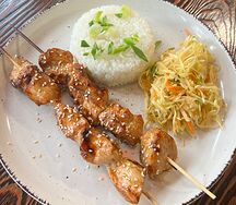 Шашлычки Якитори из курицы с рисом, салатом и соусом