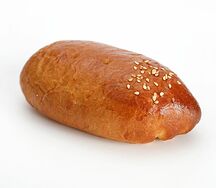 Пирожок с луком и яйцом