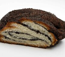 Коса с маком