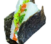 Онигири с лососем