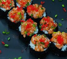 Тартар-ролл с лососем в черной икре