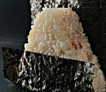 Онигири с курицей цезарь