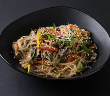 Wok с овощами и лапшой удон