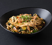 Wok со свининой и лапшой удон