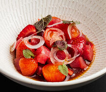 Севиче из тунца с томатами юдзу и клубникой