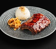 Свиные ребра в вишневой глазури с капустой кимчи и рисовым шаром