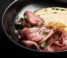 Ростбиф из пиканьи с муссом из угря и капустой кимчи