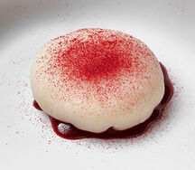 Моти с кремом тирамису и соусом из малины