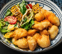 Цыпленок-пай с кукурузой, лапшой из цукини и черри с ромейном