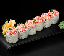 Ролл с гребешком, манго, огурцом и соусом лава