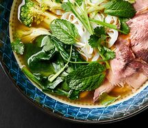 Фо-бо с ростбифом из мраморной говядины, рисовой лапшой и свежими овощами