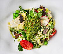 Зеленый салат с мятым авокадо и цукини