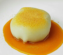 Моти с фисташкой и соусом манго-маракуйя