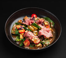 Ростбиф с баклажаном, битым огурцом и черри в ореховом соусе