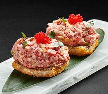 Тартар из тунца с соусом спайси на рисовых крокетах