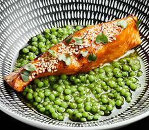 Лосось в соусе терияки с пастой птитим и шпинатом  