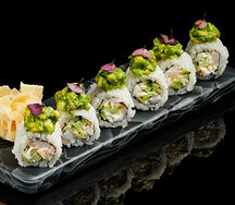 Ролл с камчатским крабом, тигровой креветкой и соусом гуакамоле