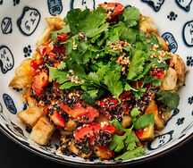 Хрустящие баклажаны с печеным перцем, томатами и киноа