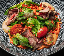 Ростбиф с харбинскими битыми огурцами, шпинатом и черри