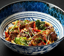 Удон с брискетом, древесными грибами в перечном соусе