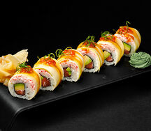 Ролл с лососем, цукини, сливочным сыром и соусом терияки