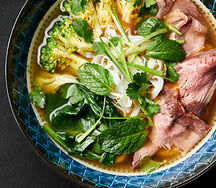 Фо-бо с ростбифом из пиканьи, лапшой и свежими овощами