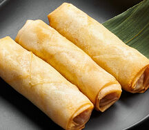 Спринг-роллы с тигровой креветкой, кальмаром и кунжутным соусом