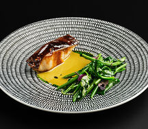 Треска со стручковой фасолью, шпинатом и фисташковым соусом 