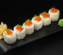 Ролл с крабом, креветкой, авокадо и красной икрой 