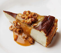 Баскский чизкейк с мисо-карамелью и фундуком