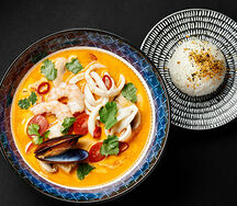 Том ям с креветками и кальмарами на кокосовом молоке