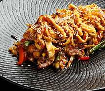 Рис по-тайски с яичным омлетом, говядиной и спаржей со сладким перцем и кукурузой