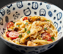 Удон в сливочном соусе биск с креветками, кальмаром, мидиями и цукини