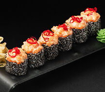 Черный ролл с тартаром из лосося, креветкой темпура, авокадо и соусом манго-чили