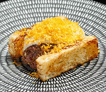 Тартар из говядины в сырном айоли с ферментированным желтком и бриошью